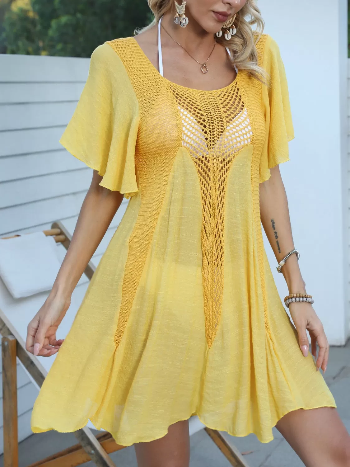 Durchbrochenes Kleid mit Flatterärmeln im Sunset Vacation-Stil