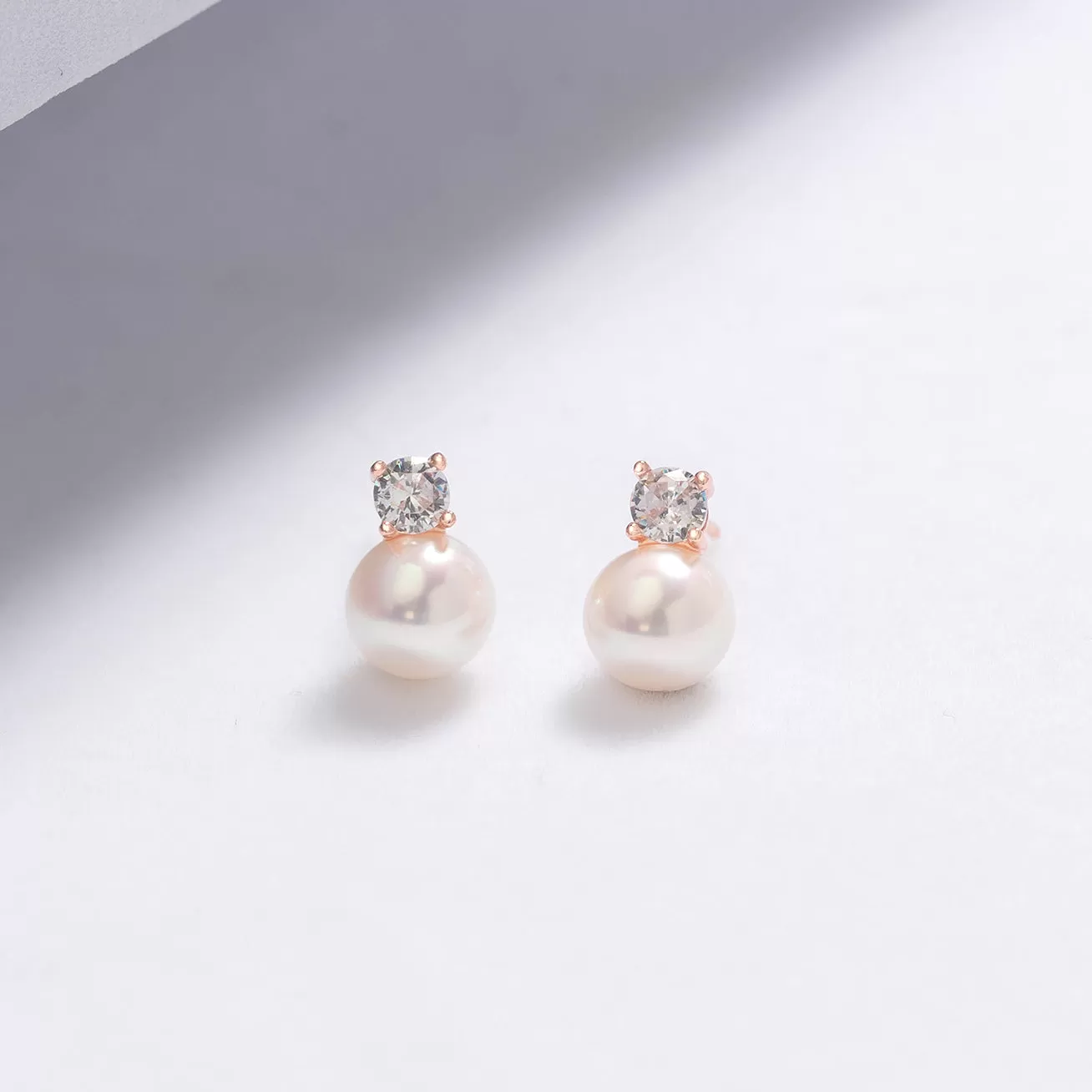 Elegant Freshwater Round Pearl Earrings WE00541