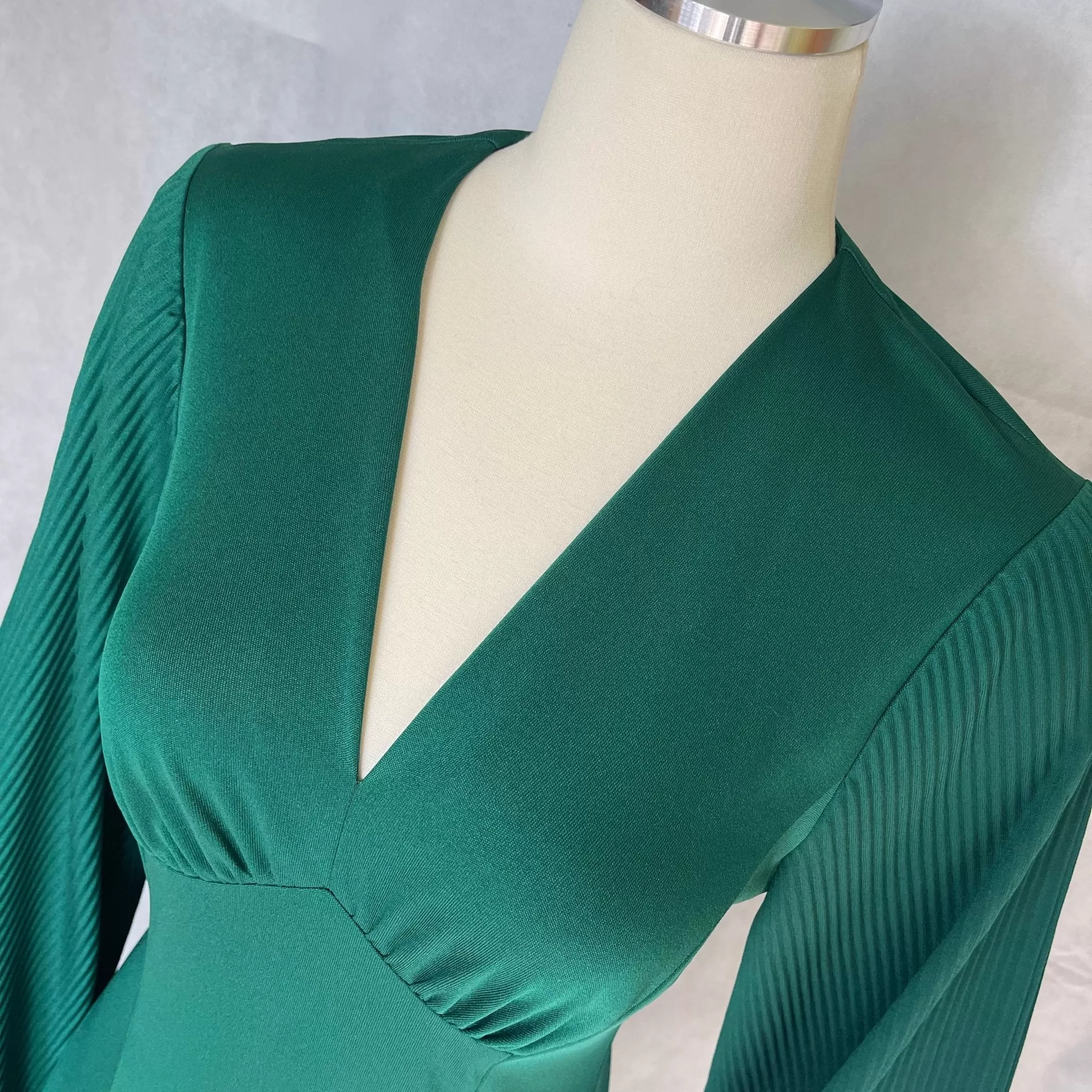 Vintage Emerald Green by Edith Flagg with Flouted Sleeves in Mini Pleats. 1970s Fashion.