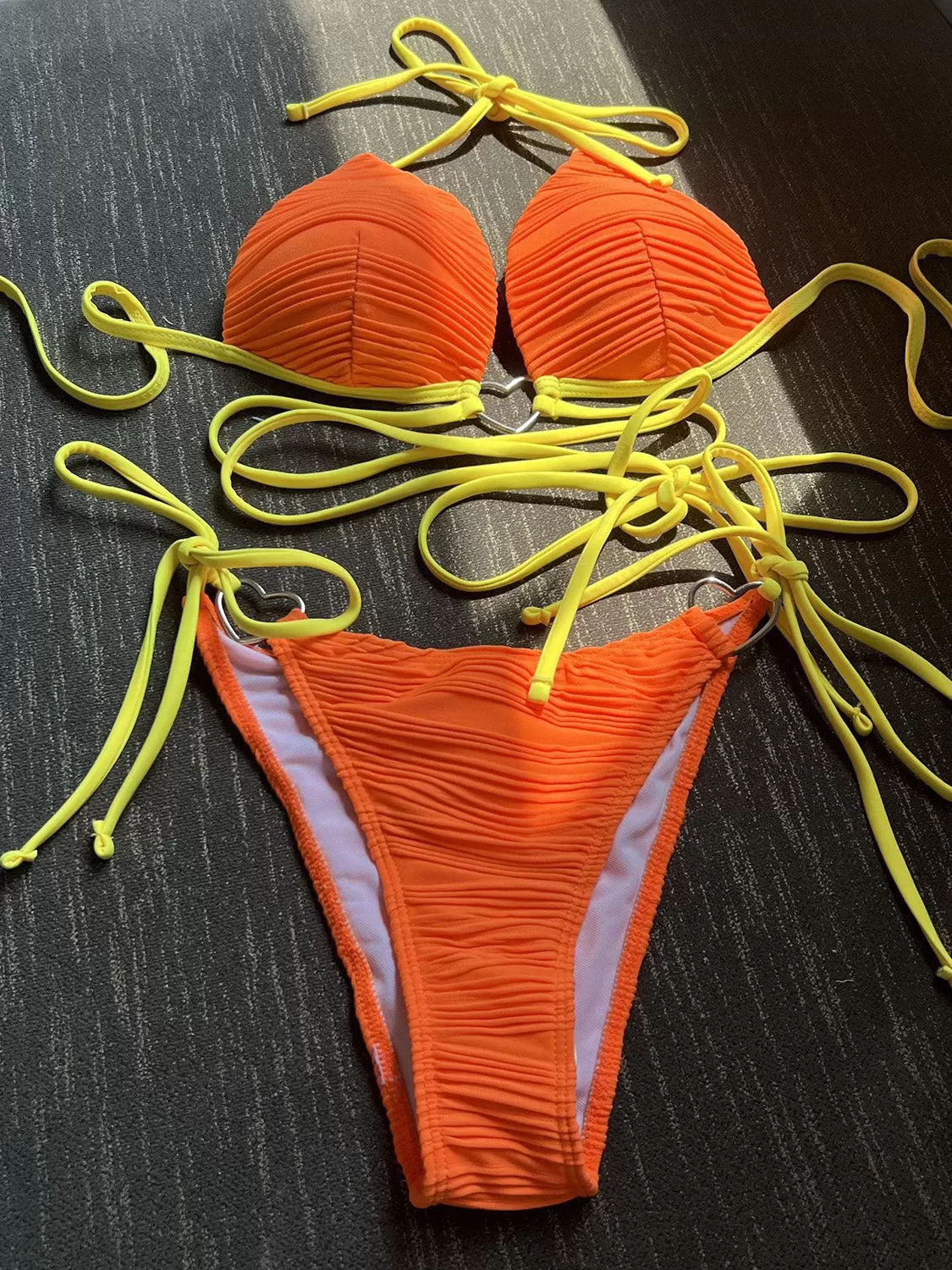 Zweiteiliges Bikini-Set mit Neckholder und kontrastierendem Sunset Vacation-Motiv